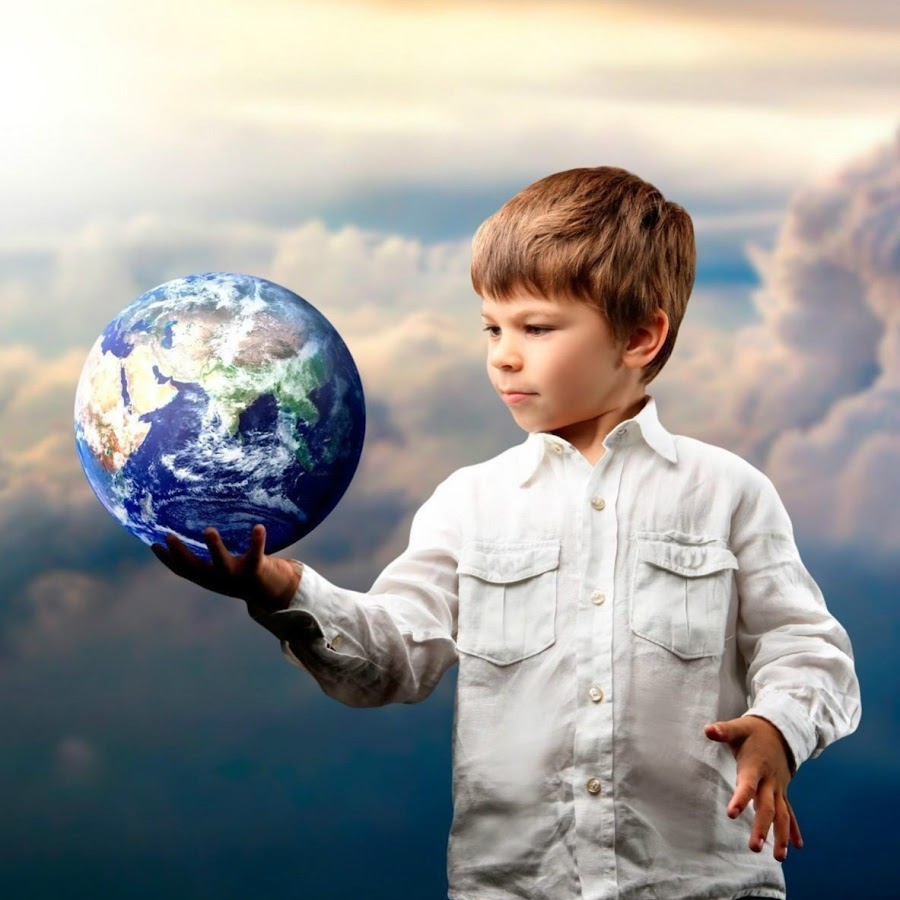 Показывая свой взгляд на мир природы. Планета земля для детей. Мальчик с глобусом. Ребенок познает мир. Дети будущее.