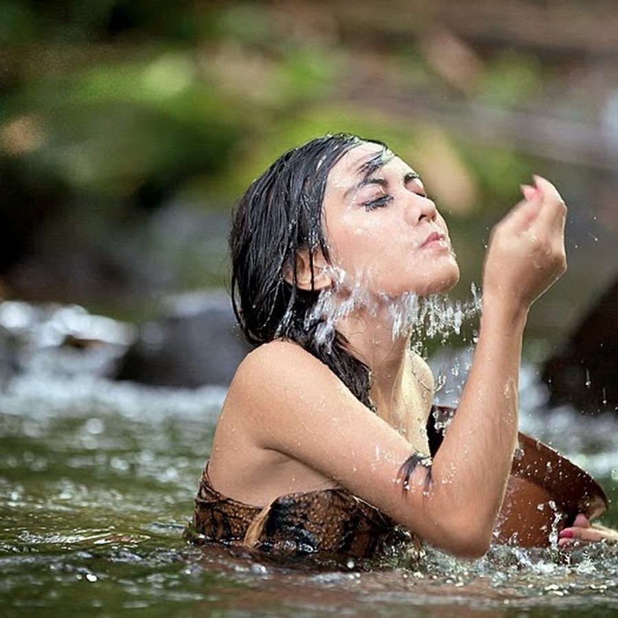 Cewek mandi. Cewek mandi cdaja. Cewek Sungai Modol. Mandi видео. N'dud mandi.