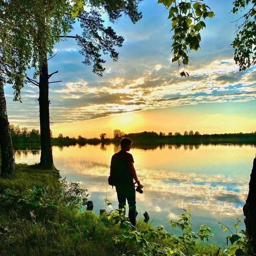 2 1 русское на природе. Парень на закате у озера. Природа мужчины и природа. Мужчина на природе издали. В гармонии с природой мужчина.