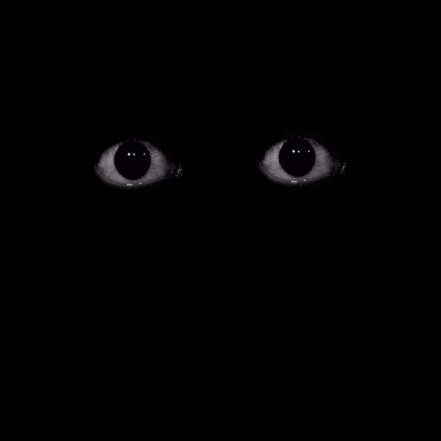 Видео убей глаза. Глаза из Темноты. Глаза в темноте.