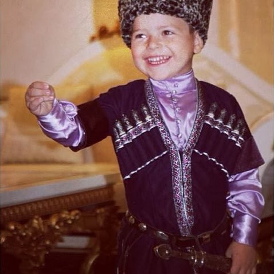 Чеченский костюм для мальчика. Чеченские дети. Чеченский национальный костюм детский. Маленький чеченец.