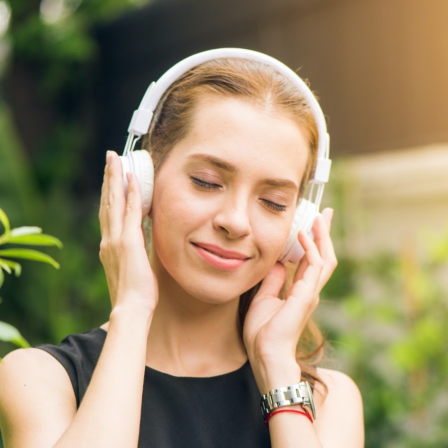 Mary listen to music now. Человек слушает. Девушка прислушивается. Relax наушники. Девушка в наушниках.