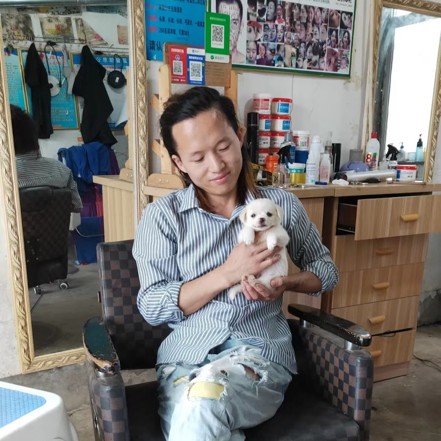 Barber Xiaole and the stray dog