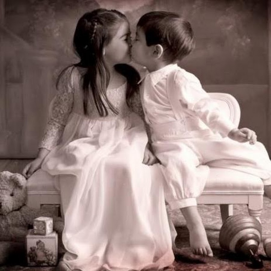 Я люблю маленьких девочек. Любовь к ребенку. Детский поцелуй. Девочка целует. Малыши любовь.