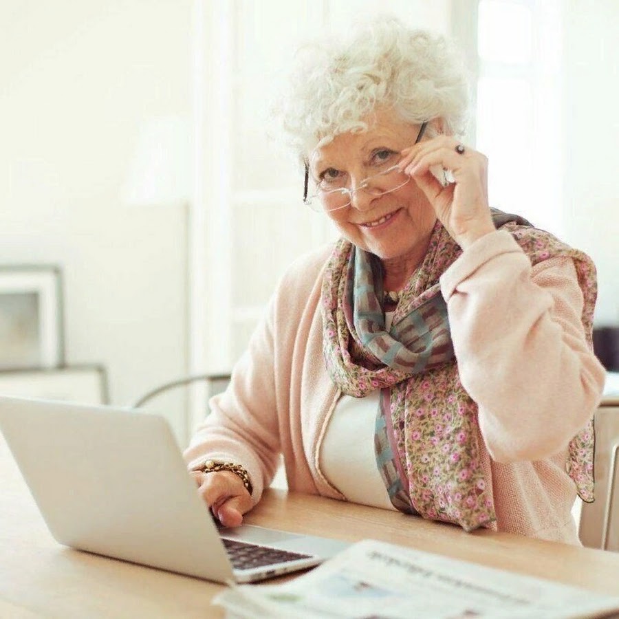 Журнал новый пенсионер. Бабушка с ноутбуком. Пожилая женщина. Женщина старшего возраста.