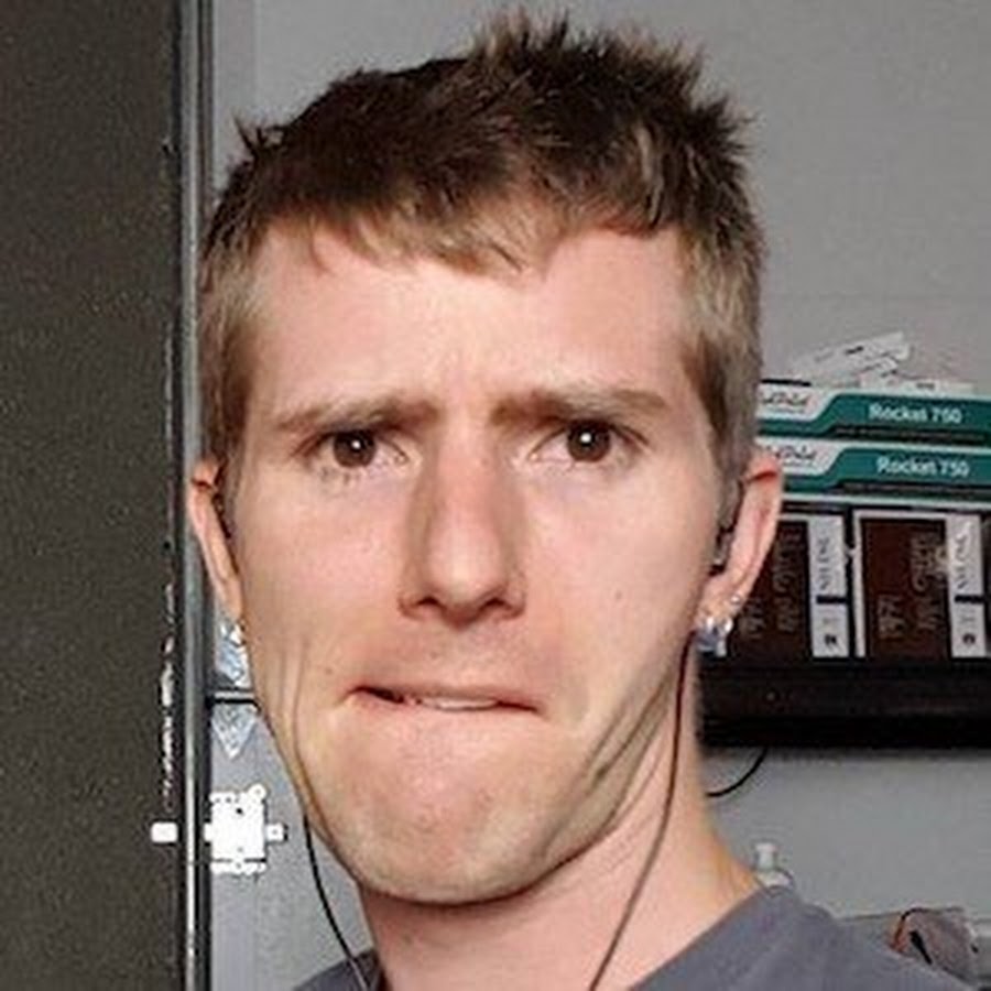 Звезд берг. Лайнус Себастьян. Linus Sebastian height. Sebastian span. Linus Sebastian sideways face.