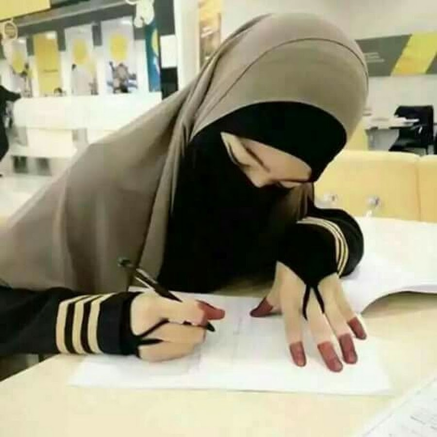 Скрытый камера мусульманский. Хиджаб в офисе. Мусульманка в хиджабе с маникюром. Мусульманский маникюр в хиджабе. Ногти для девушки в хиджабе.