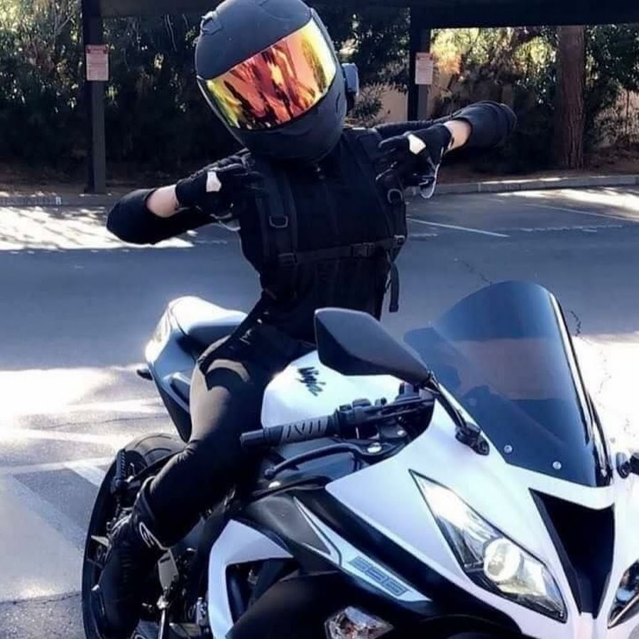 Блондинка на мотоцикле в шлеме