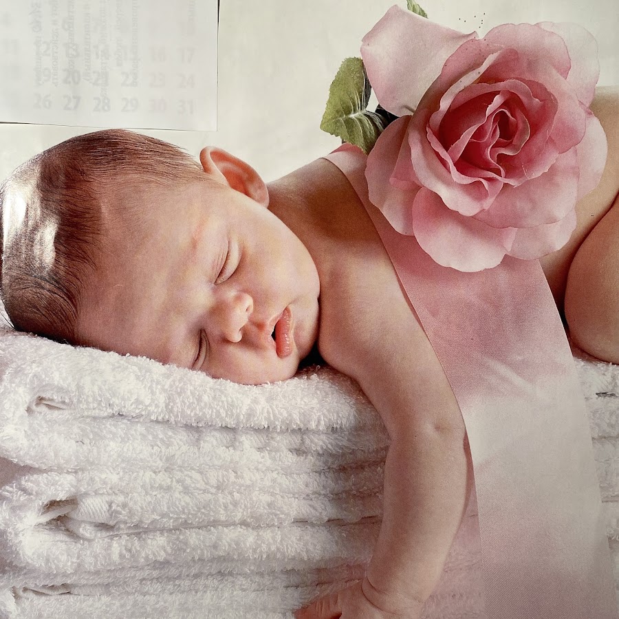 Новорожденный в цветочке