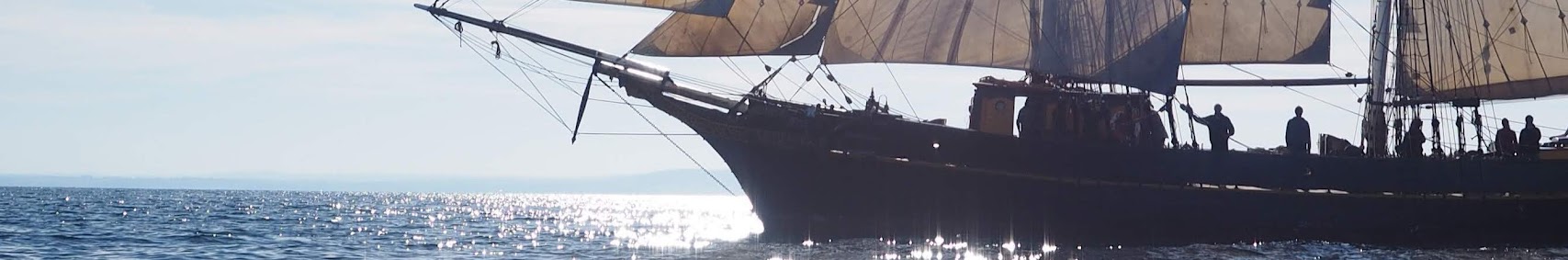 treshombrescargoundersail5872