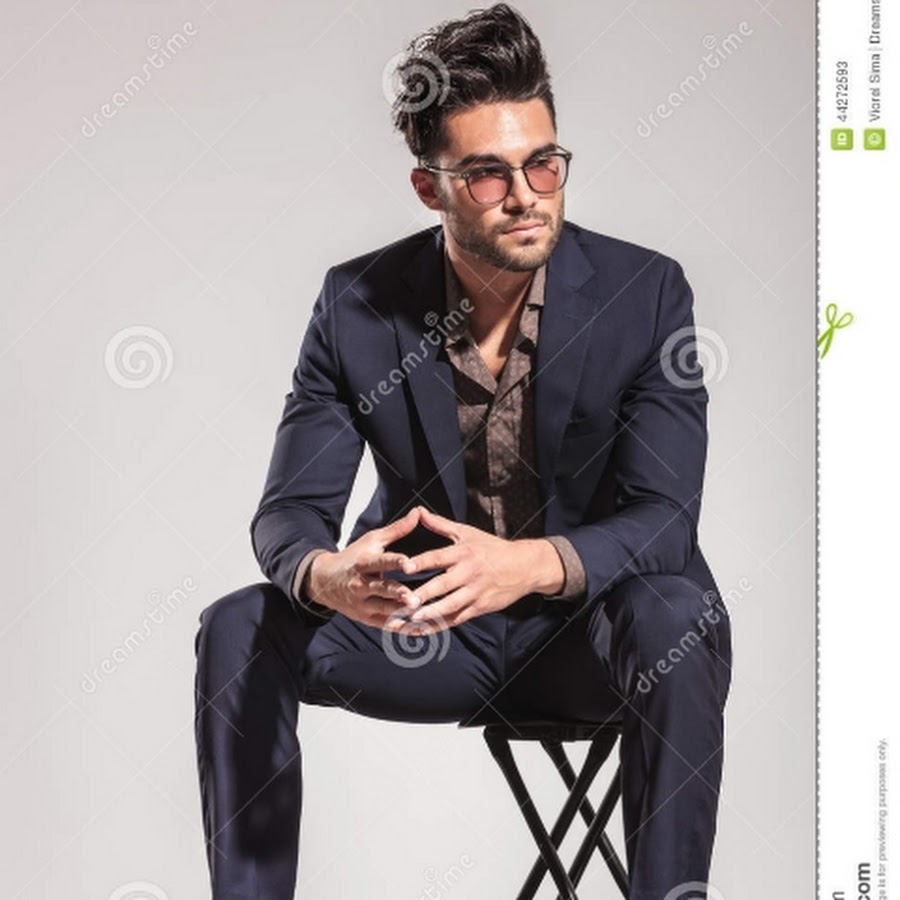Мужчина в кресле в костюме
