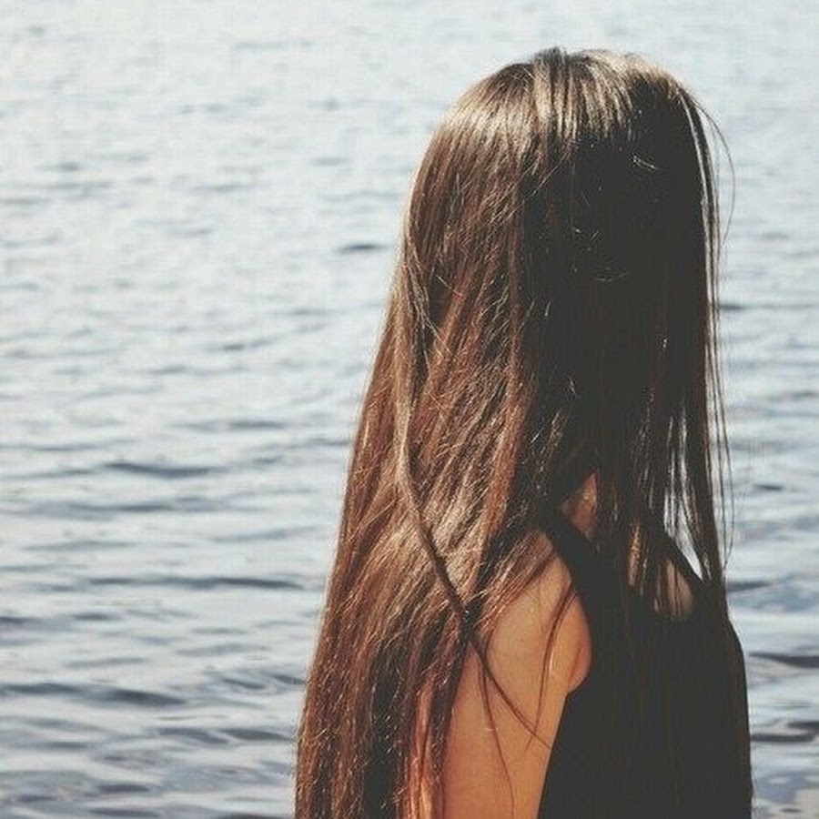 Фото девушек с длинными волосами со спины на море на