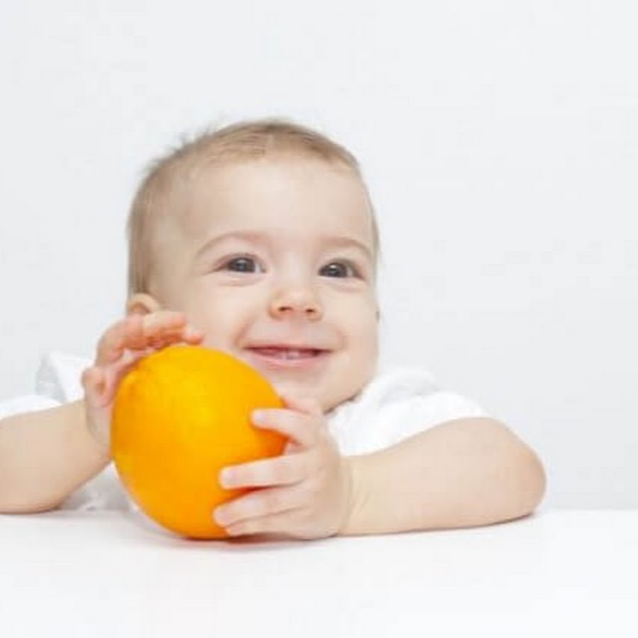 Со скольки можно апельсин. Апельсин для детей. Малыш с апельсином. Фотосессия с апельсинами дети. Апельсинка с детками.