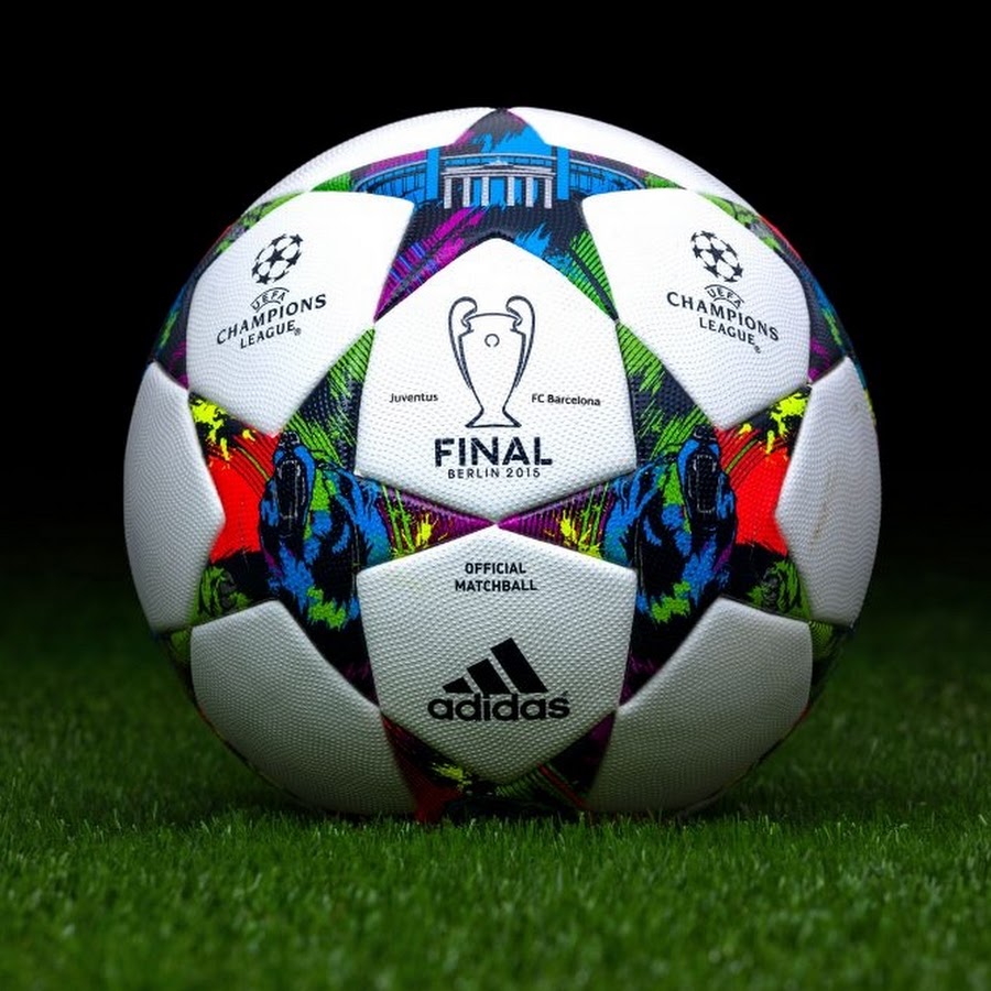 Три футбольных мяча. UEFA Champions League Ball. Ball League Champions 2015. Футбольный мяч на поле лига чемпионов. Лига чемпионов мяч в воротах.