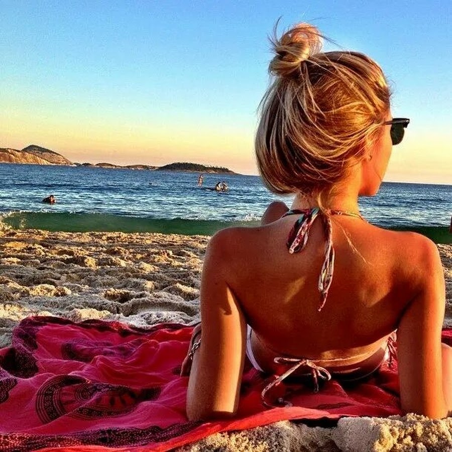 Блондинка со спины на пляже