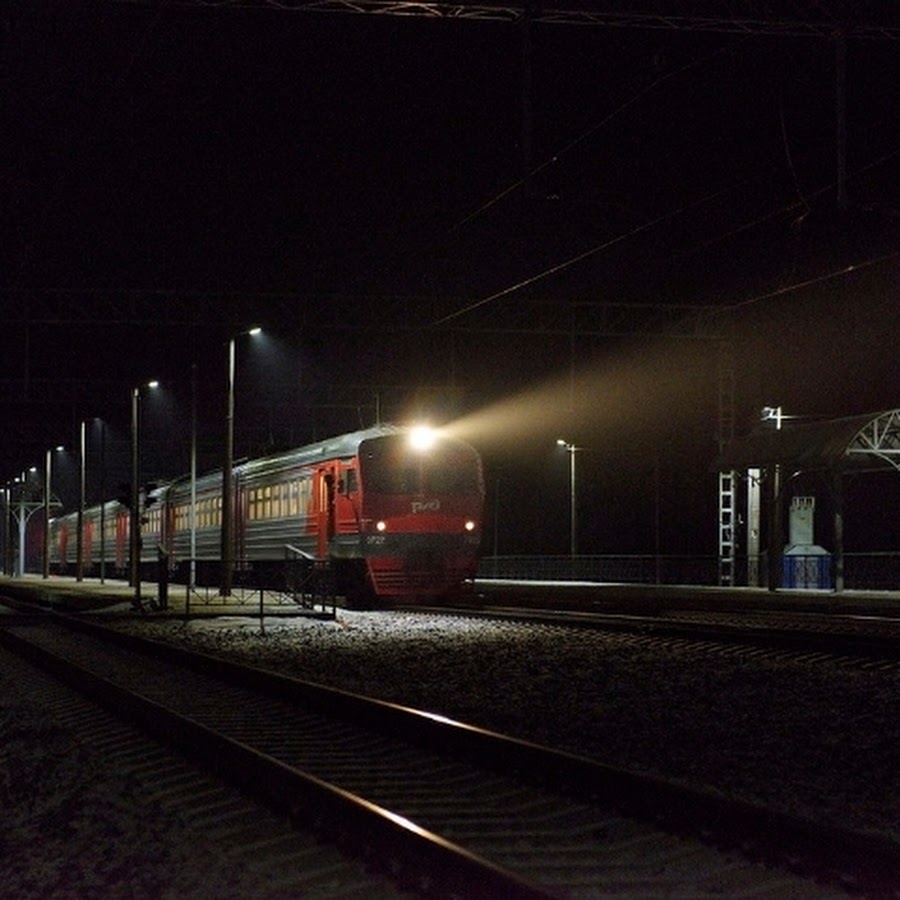 Поезд едет вечером. Поезд ночью. РЖД ночью. Поезд ночью зимой. Железная дорога ночью.