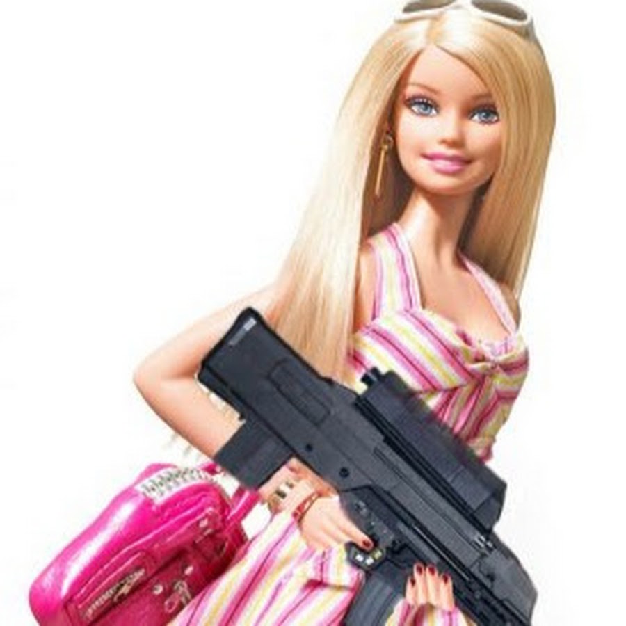 Правила барби селина аллен читать. Смешные Барби. Барби с автоматом. Мемы про кукол Барби. Барби с пистолетом.