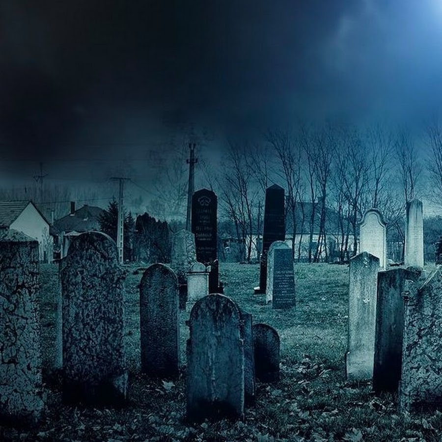 Ночью на кладбище есть. Кладбище. Кладбище ночью. Американское кладбище ночью. Жуткое кладбище ночью.