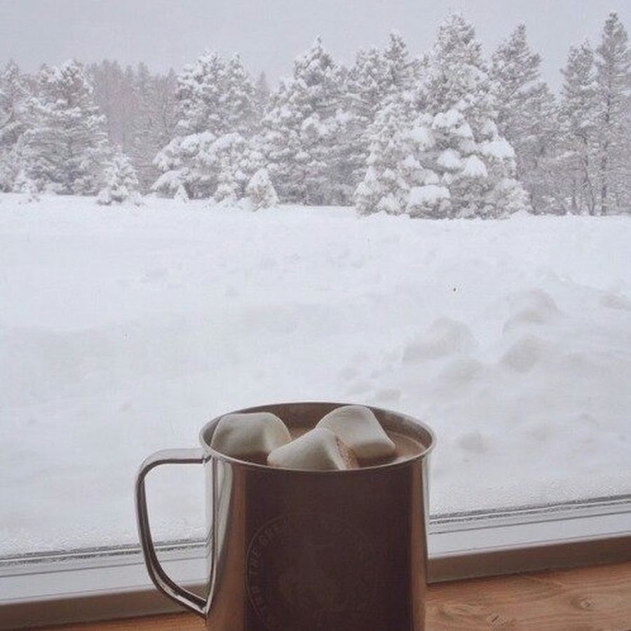 Кружка кофе на снегу
