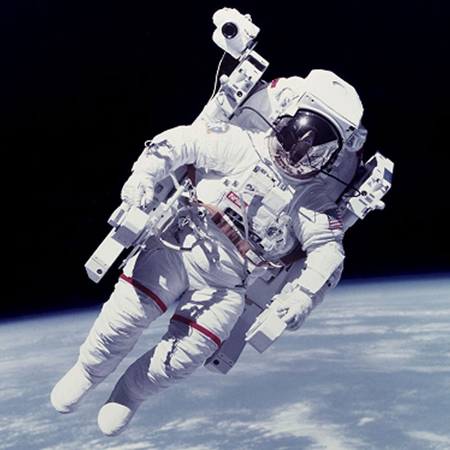 Летающий космонавт в открытом космосе