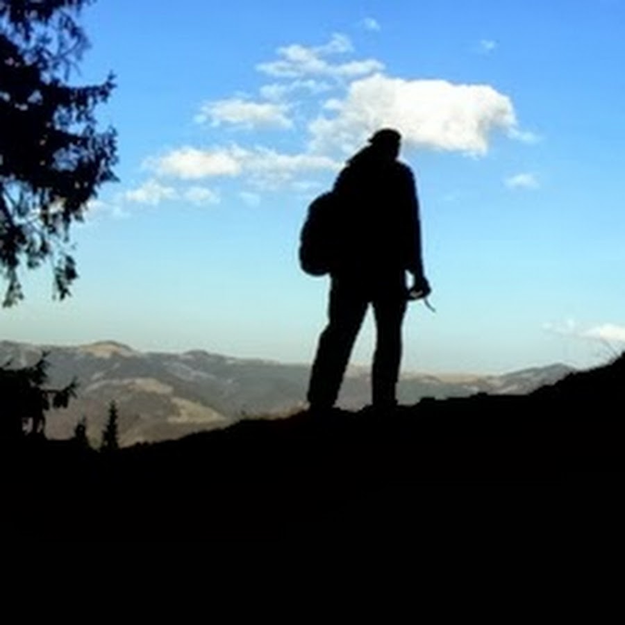 Мужчина с рюкзаком в горах