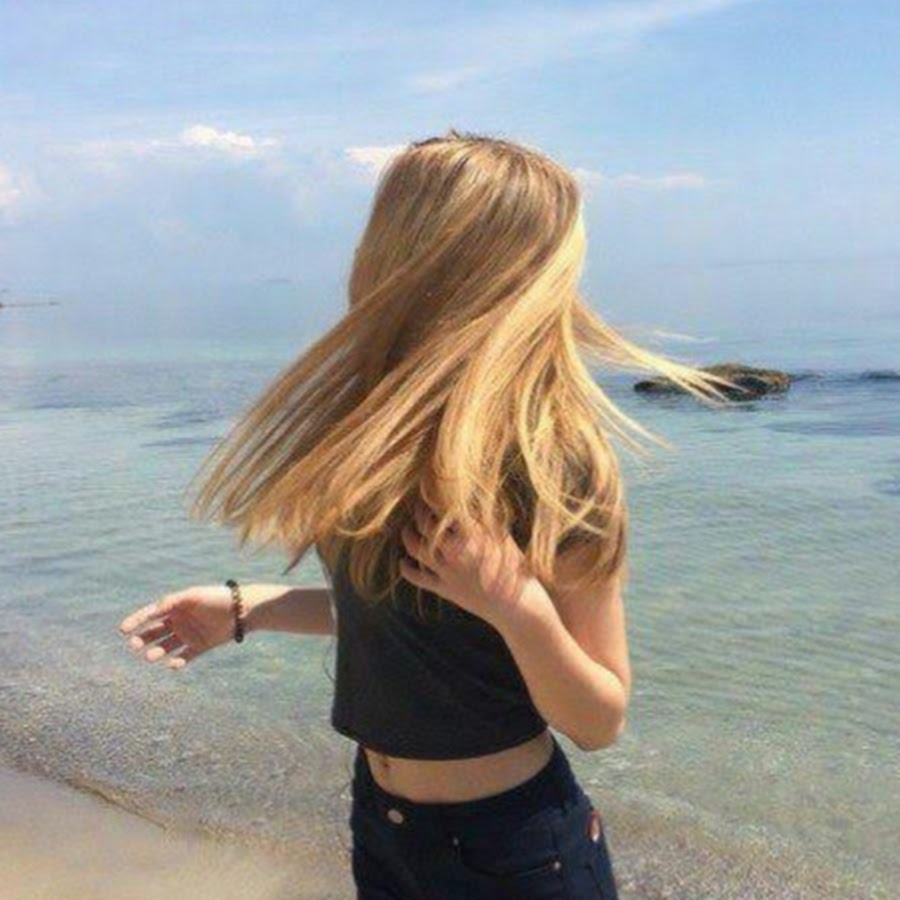 Девочка со светлыми волосами на море