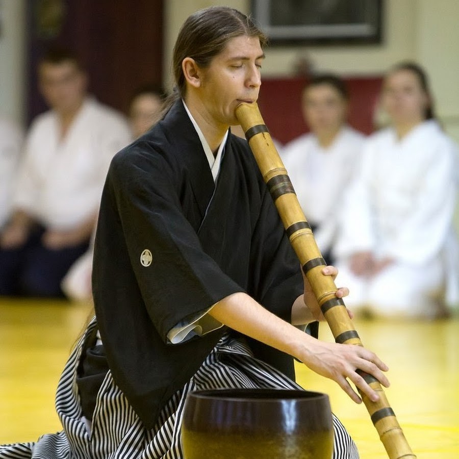 Сякухати. Девушка играет на сякухати. Медитация на звуке флейты Shakuhachi буддисты. Репетитор по сякухати. Rain master