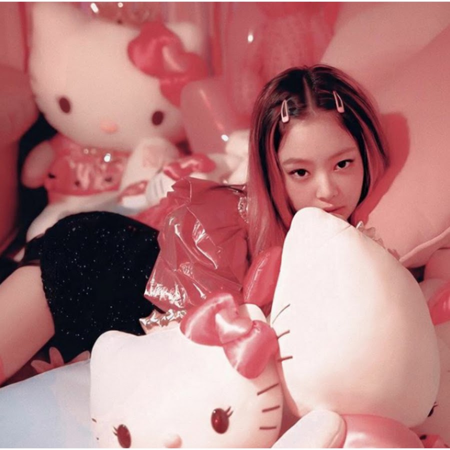 Китти дженни. Jennie BLACKPINK hello Kitty. Китти Ким. Дженни игрушка. Хеллоу Китти Блэк Пинк.