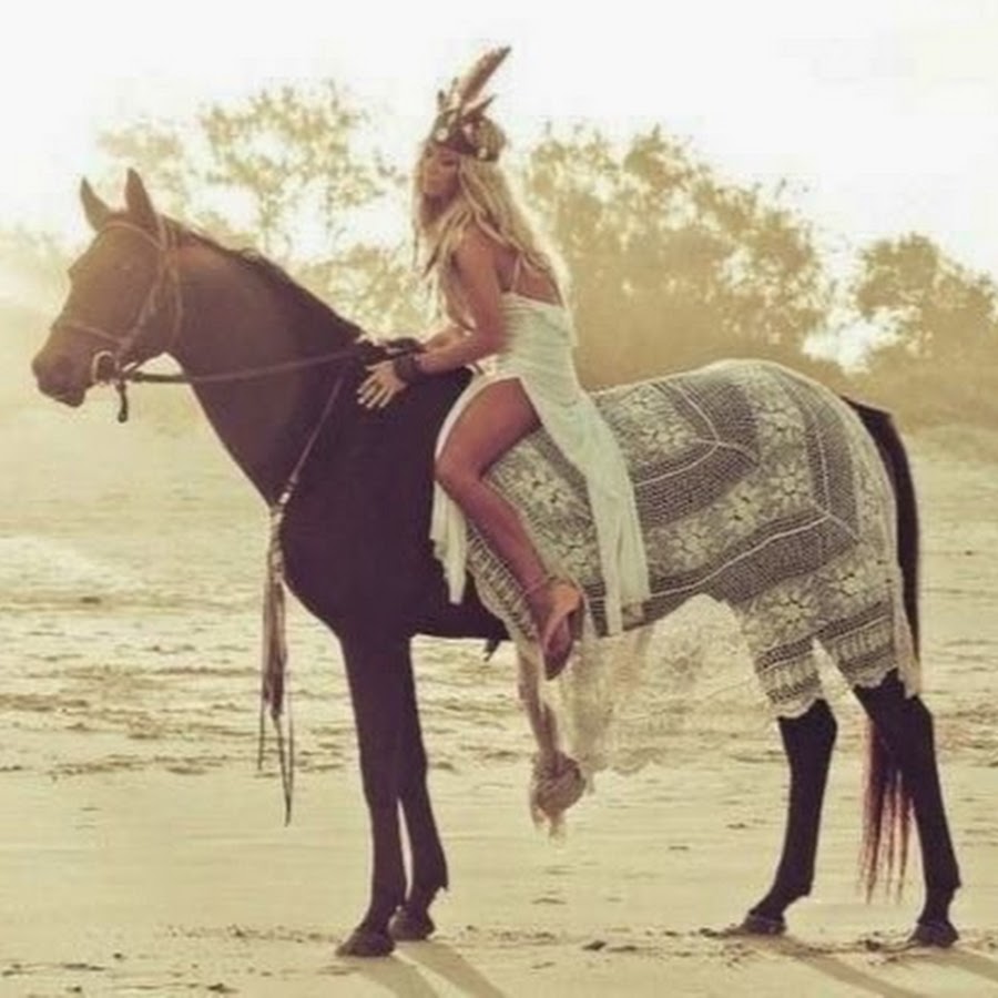 Фотосессия в стиле хиппи с лошадьми
