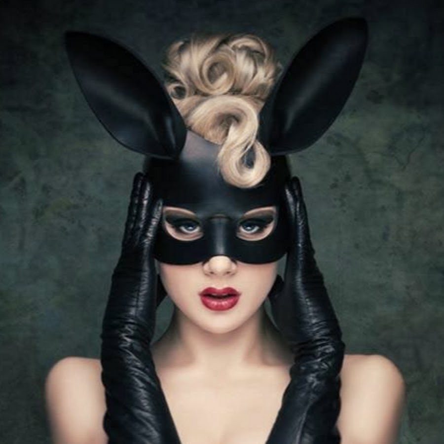 Девушка в маске зайца фото