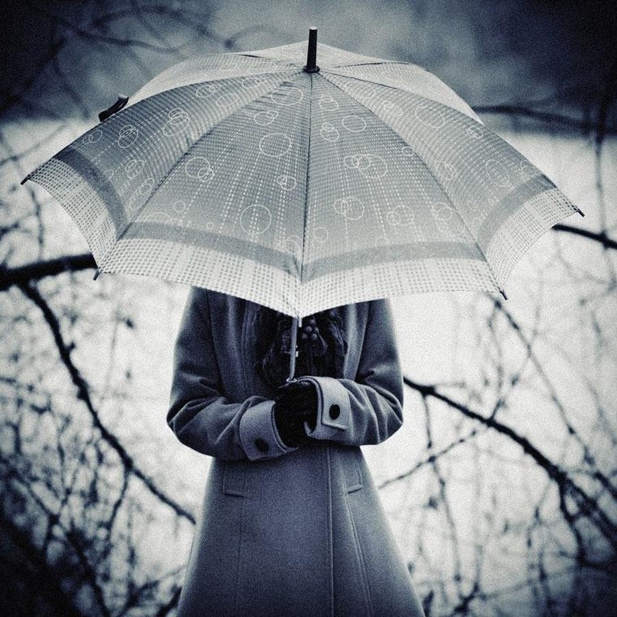 Девушка с белым зонтом