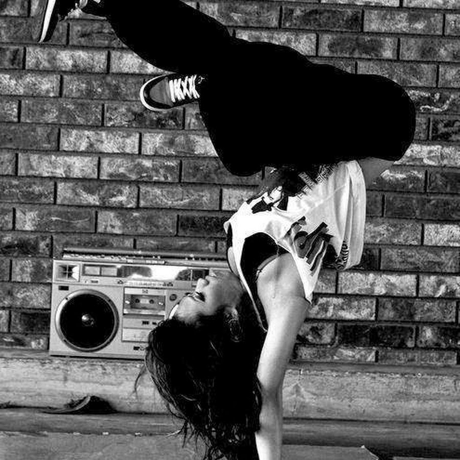 Музыка танцуйте девушки. Современные танцы. Танцующая девушка. Танцы хип хоп. Брейк данс девушки.