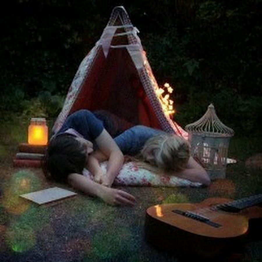 Высоцкий шалаш слушать. Девушка в палатке. Романтика в палатке. Палатка костер. Романтическая палатка.