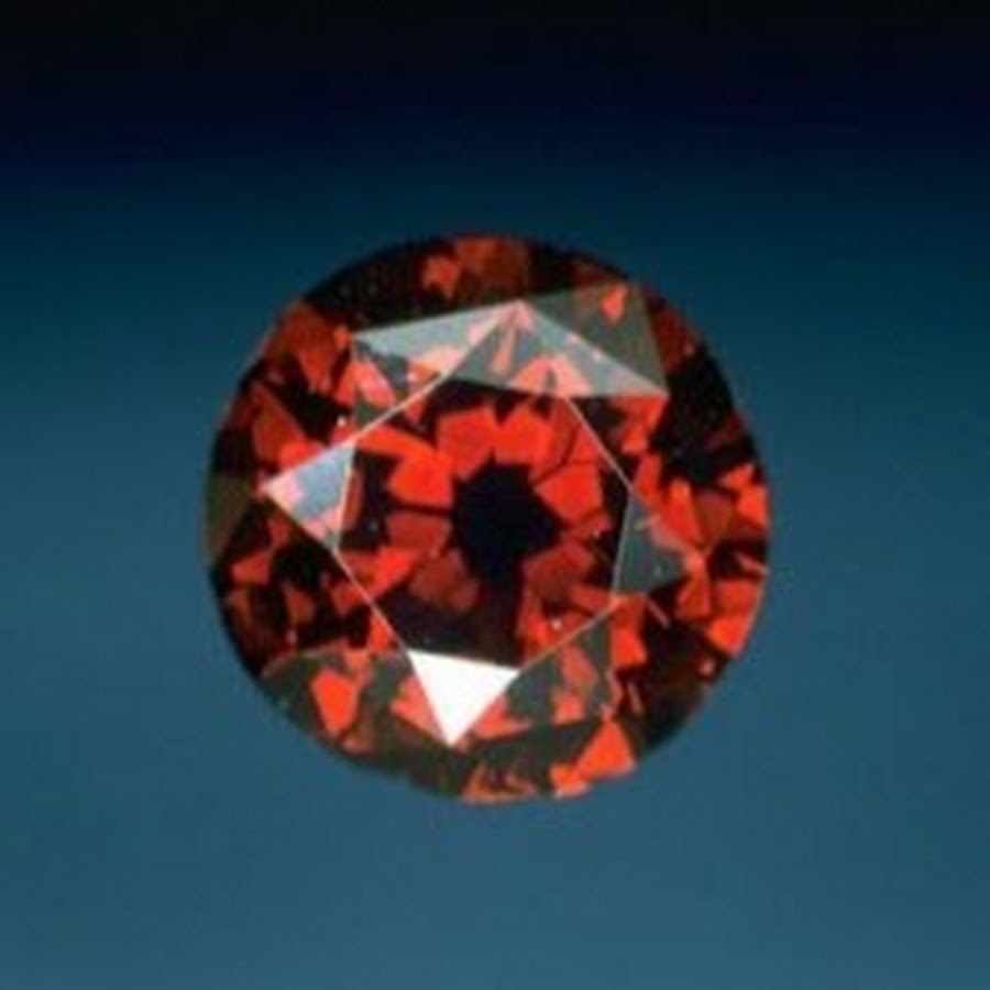 Красный бриллианты диамонд. Красный Алмаз Король. Самоцвет 5 букв