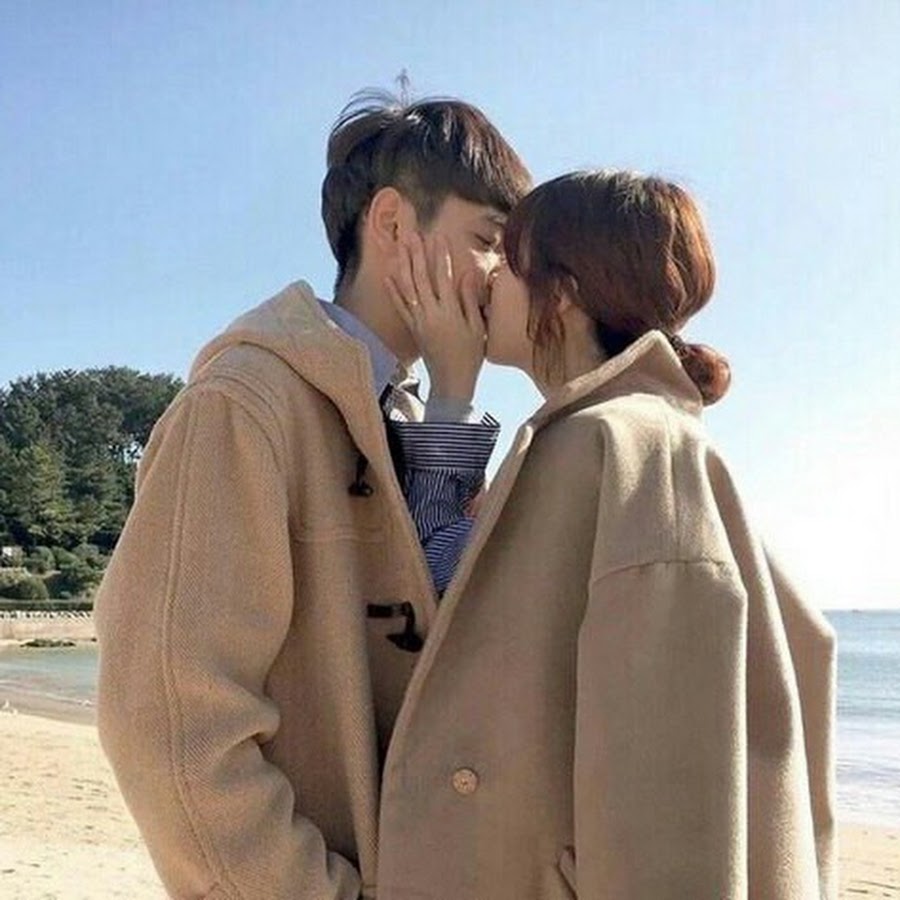 Корейская пара поцелуй