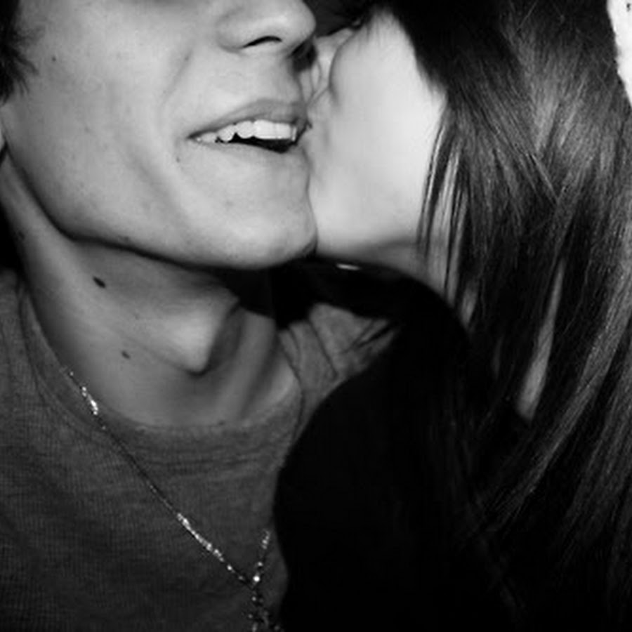 Фото девушка целует парня без лица