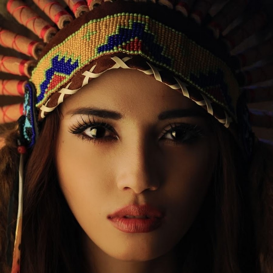 Девушка в шапке индейца на фоне пустыни