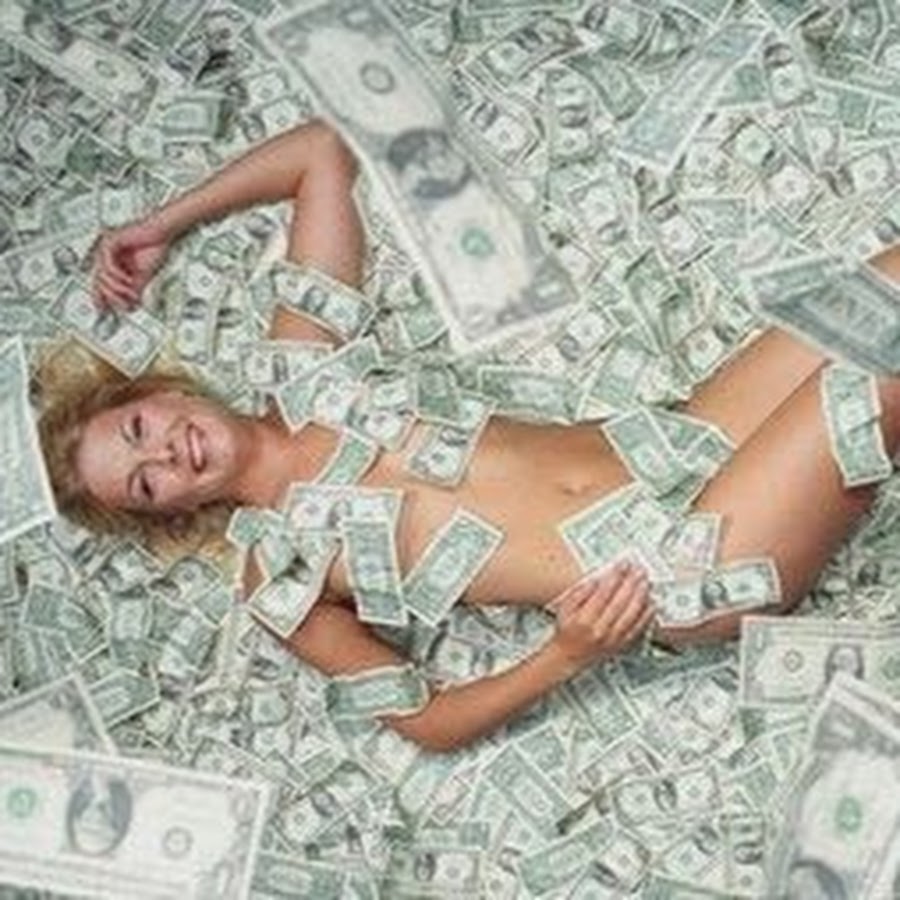 Девушка лежит в деньгах
