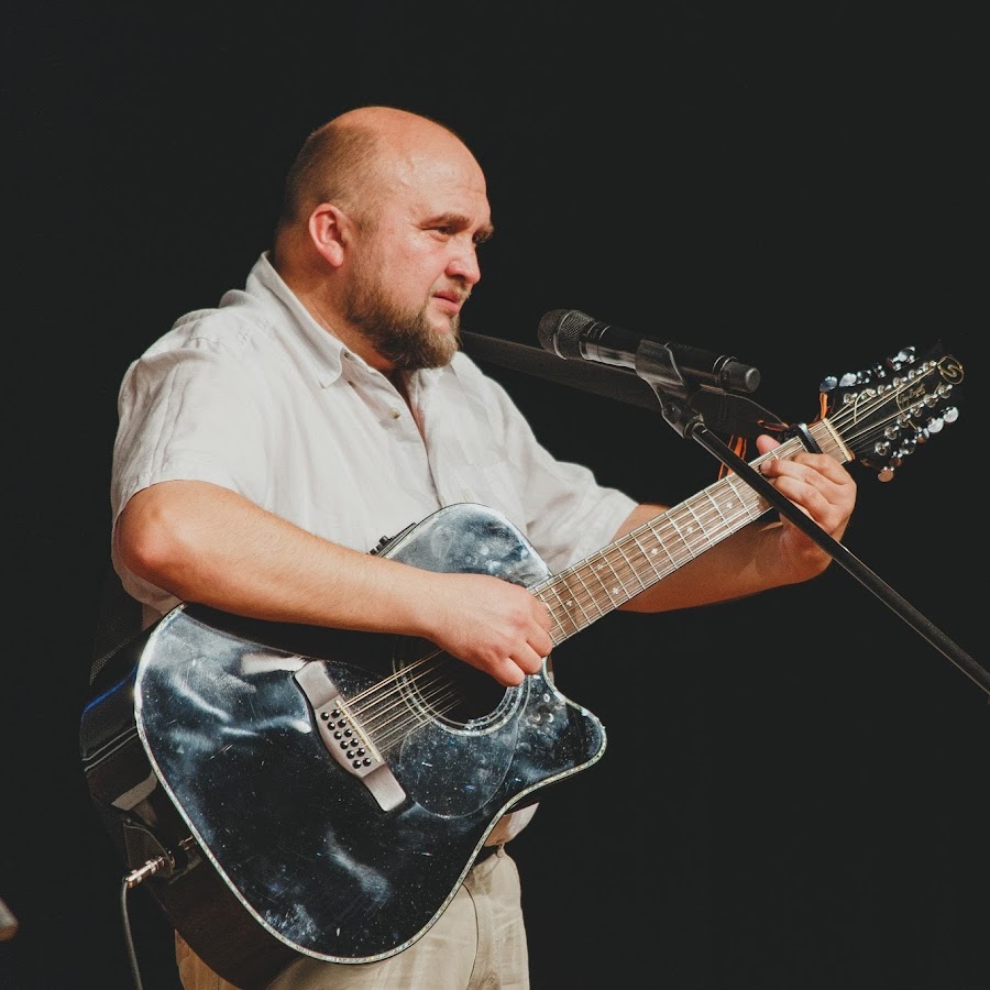 Певцы под гитару. Русские певцы под гитару. Гитарист поет на сцене. Английский певец с гитарой. Гитарист.