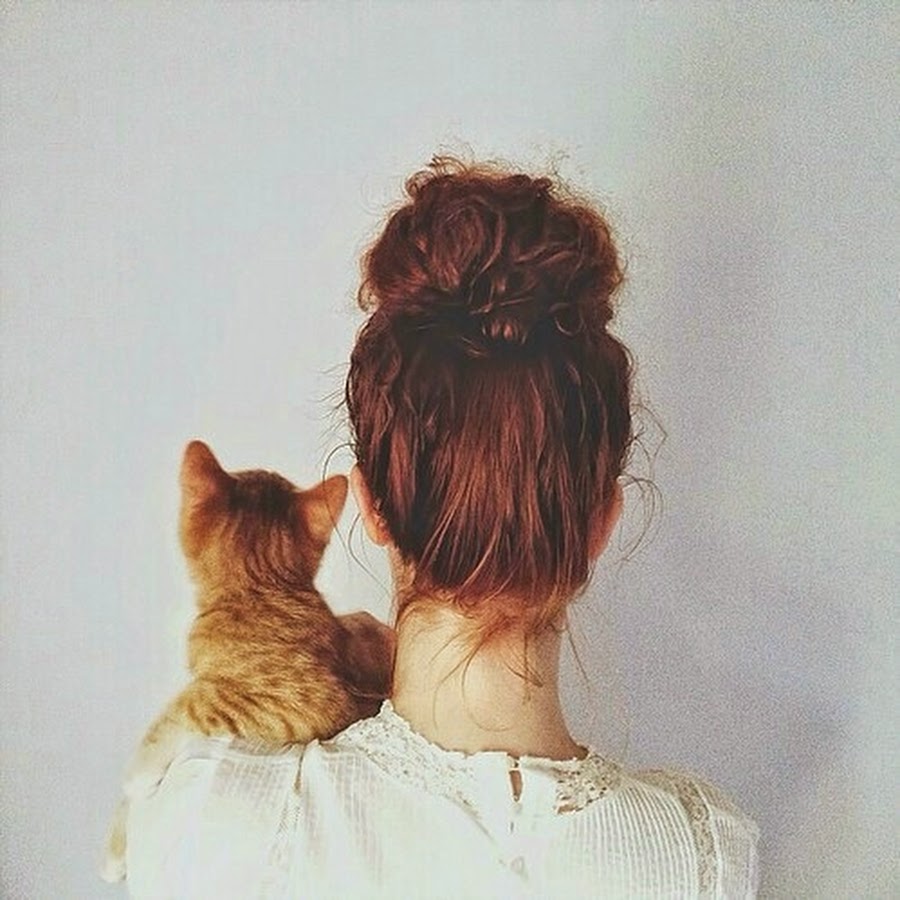 Девушка с котом со спины