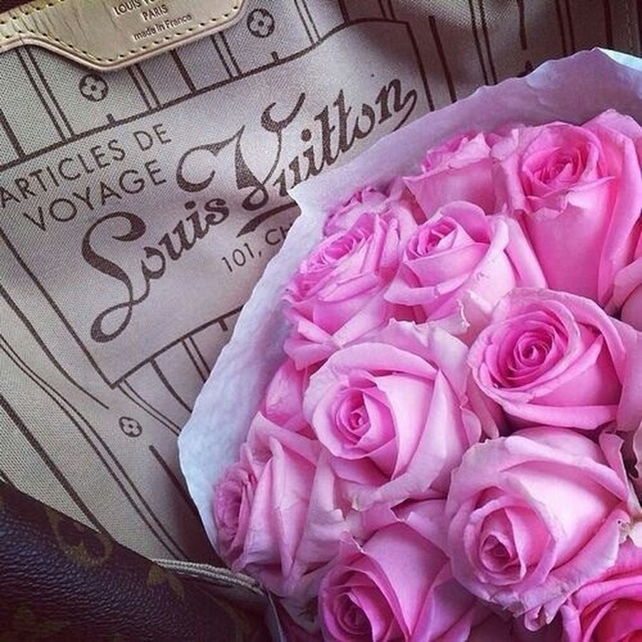 Букет цветов на розовом покрывале