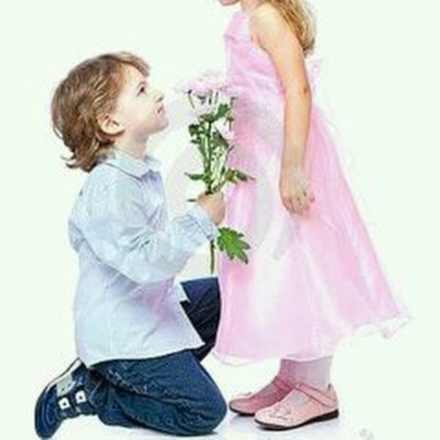 Видео взрослые мальчик и девочка. Мальчик дарит цветы. Мальчик с цветами. Мальчик дарит девочке. Маленький мальчик дарит цветы девочке.