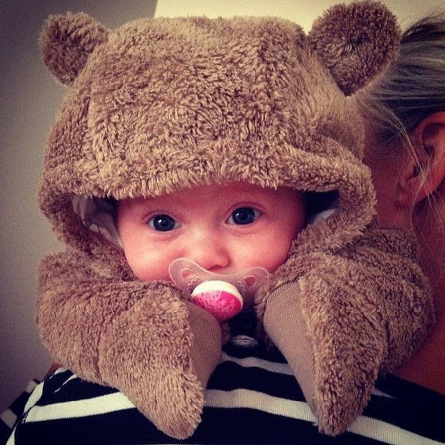 Маленький ребёнок в костюме медвежонка