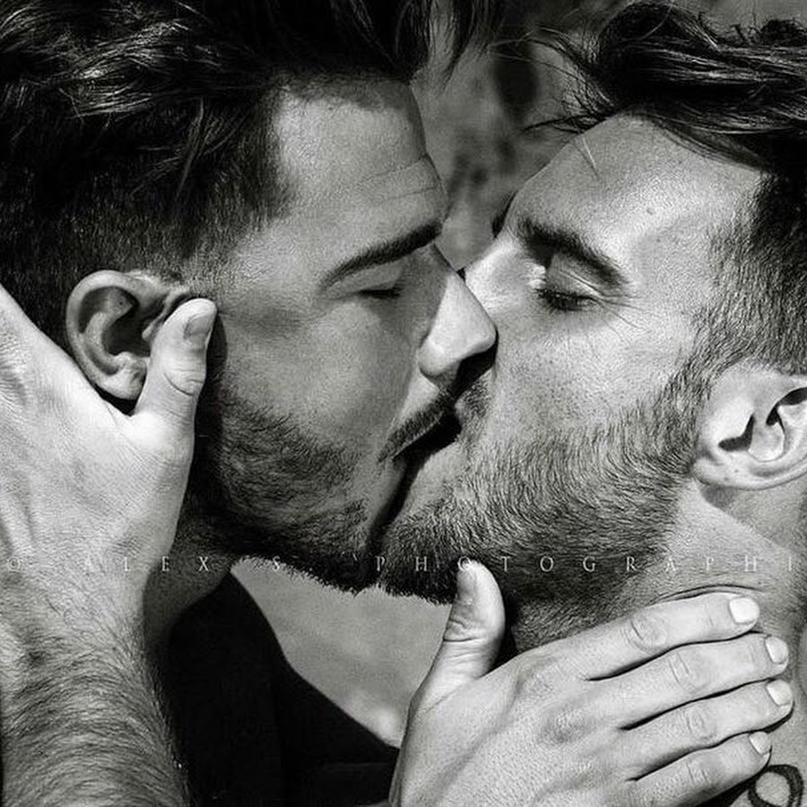 целовать парня гей фото 1