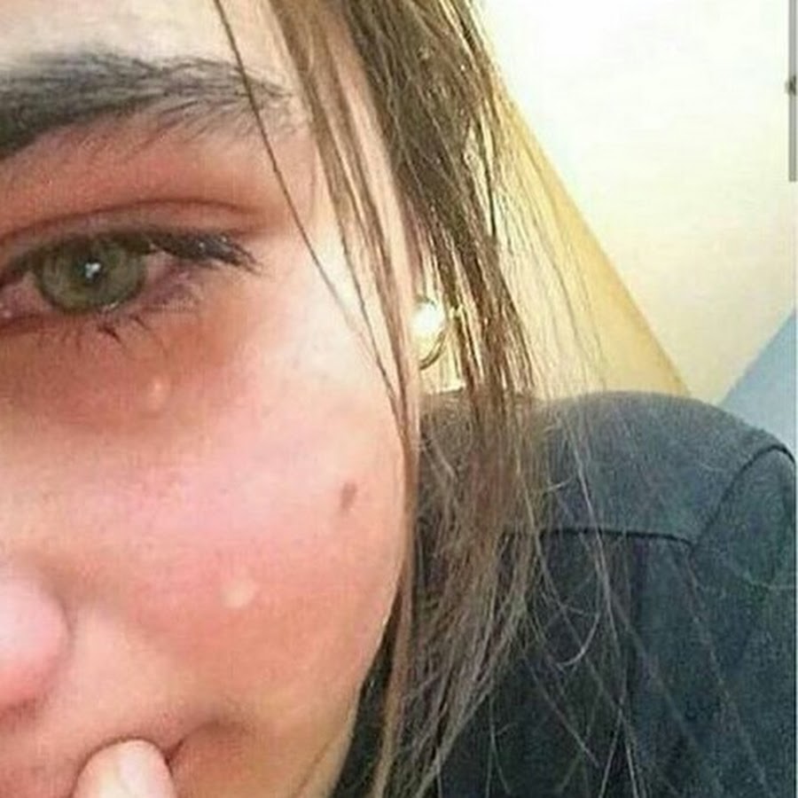 Заплаканное лицо девушки