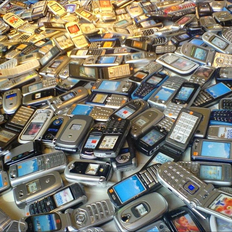 Много телефонов на столе