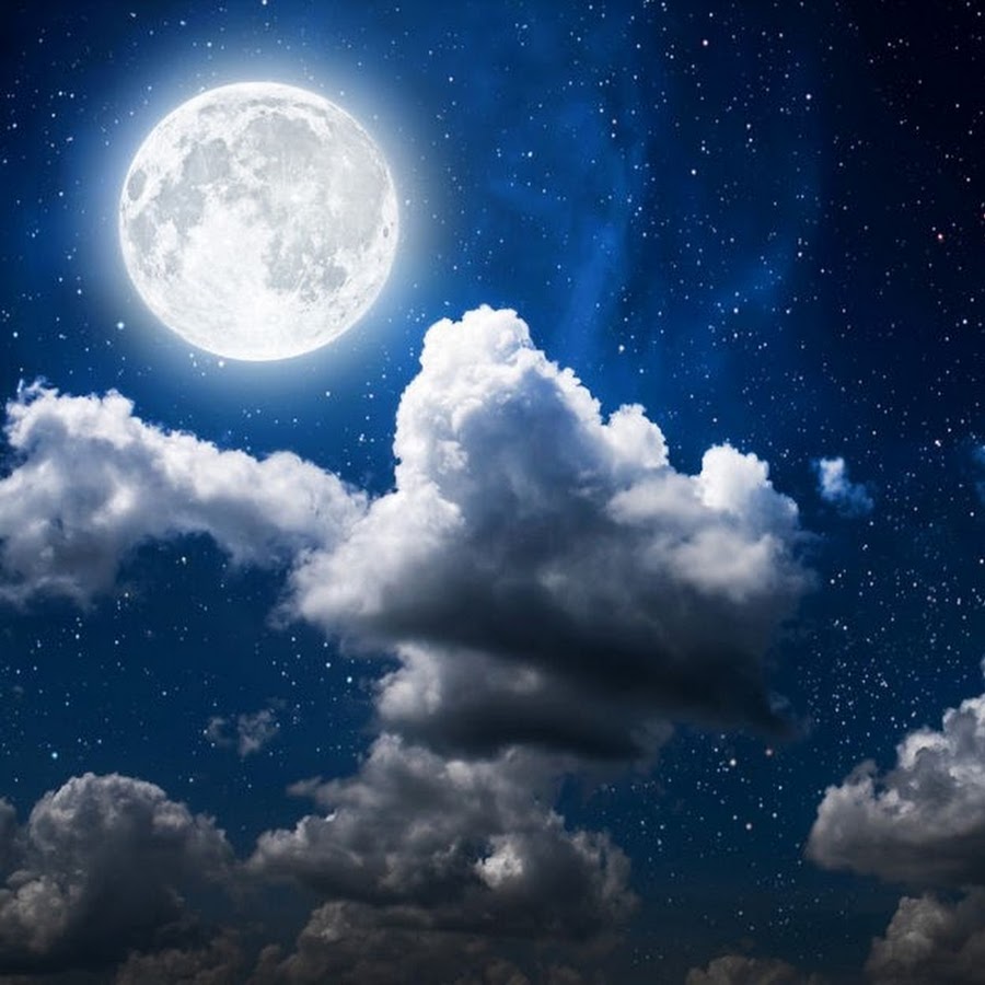 Звездное небо и Луна с облаками