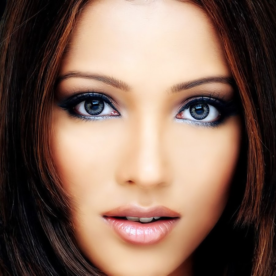 Красивая девушка с макияжем с зелеными глазами