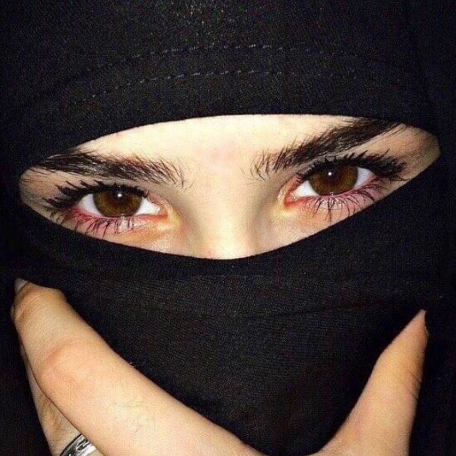 Бандитка в хиджабе надпись