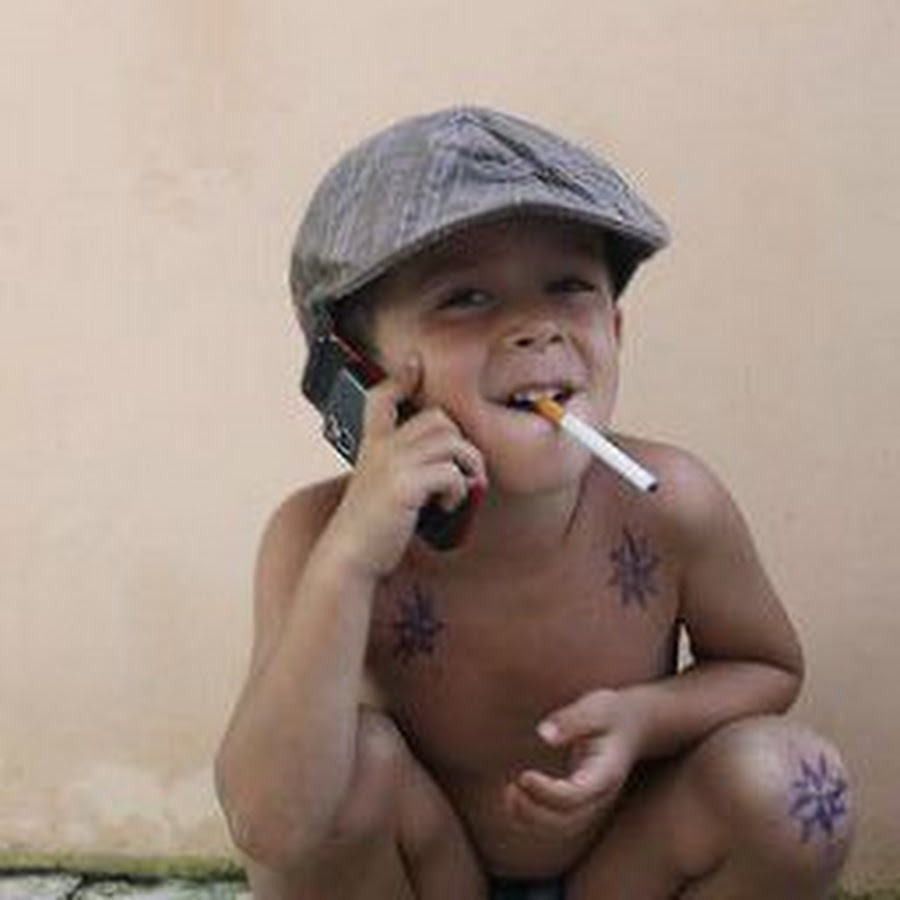 Мальчик с сигаретой